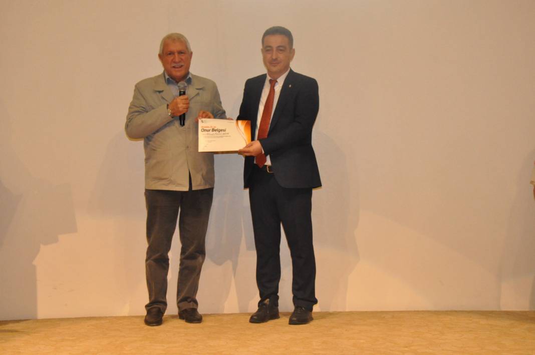 25 yılını dolduran üyelere onur belgesi verildi 4